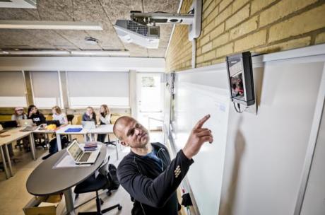 Smiley sladrer om støj