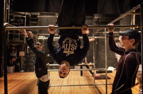 Elever går på teaterscenen