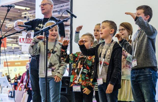 Sang, rap og bevægelse lærer børnene i 0. klasse avancerede bogstavelyde